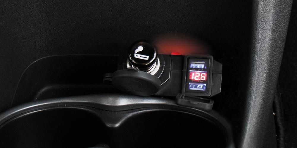 Cora 12V-Steckdose + 2 USB-Anschlüsse + Voltmeter