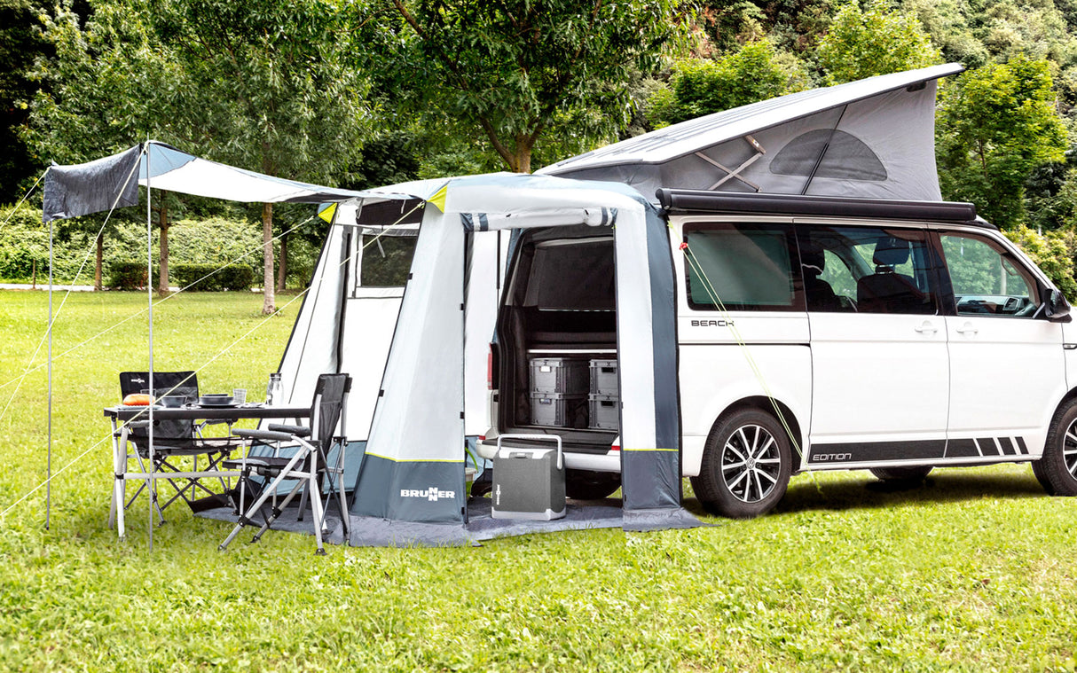 Brunner Heckmarkisenwagen und Comet-Wohnwagen