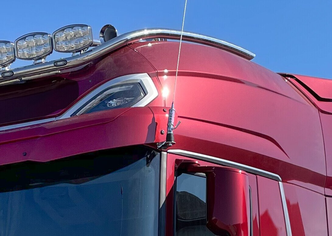 Lampa Staffa per antenna CB - Attacco su visiera parasole - compatibile per Daf XF (06/21>) - Daf XG (06/21>) 3CB100