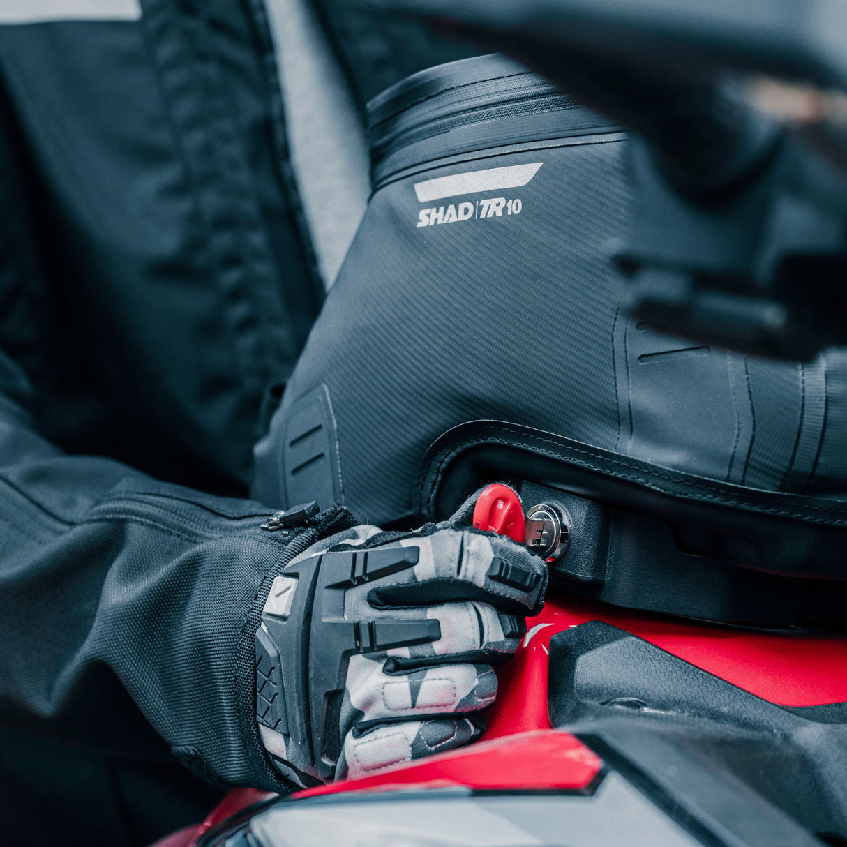 Shad Tr10Cl Waterproof Click System Tank Bag X0TR10CL