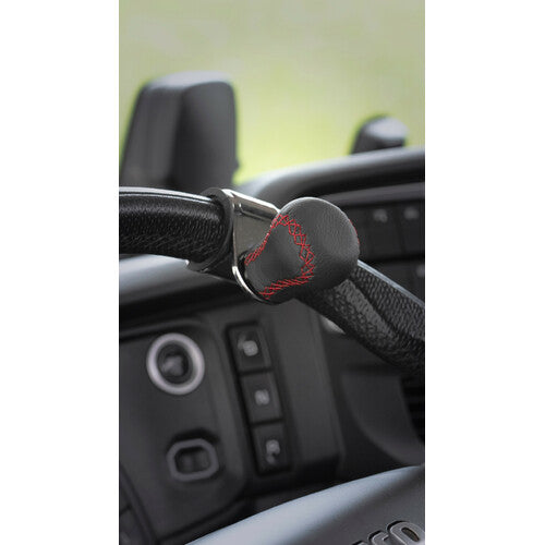 Pilot Revolve, pomello volante in pelle con cuciture rosse, staffa cromata