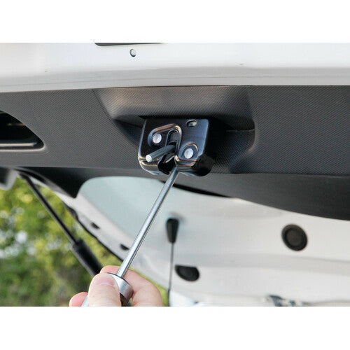 Lamp Hook lock for trunk ventilation