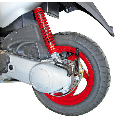Side license plate holder for scooters with Piaggio engines