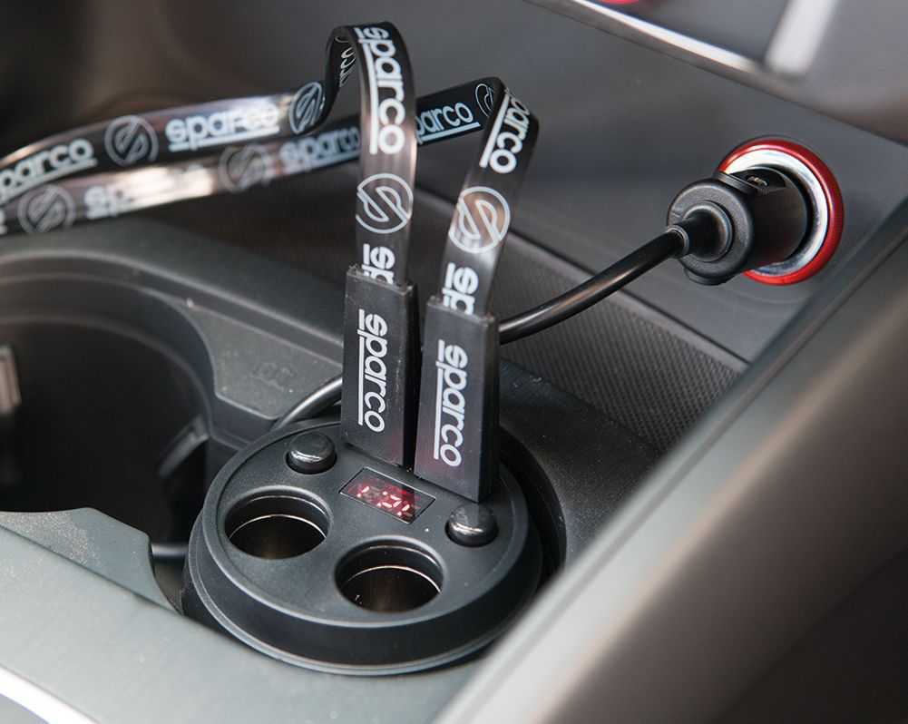 Sparco Becherladegerät mit 2 12/24V-Steckdosen und 2 5V 3,1A USB-Ausgängen