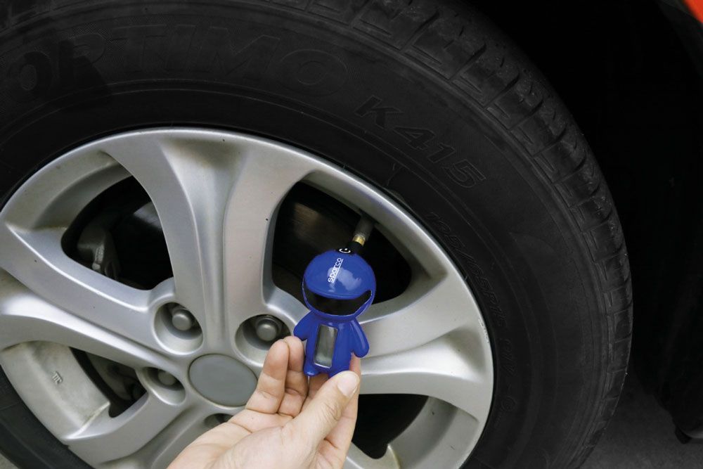 Sparco 12V compressor with digital pressure gauge