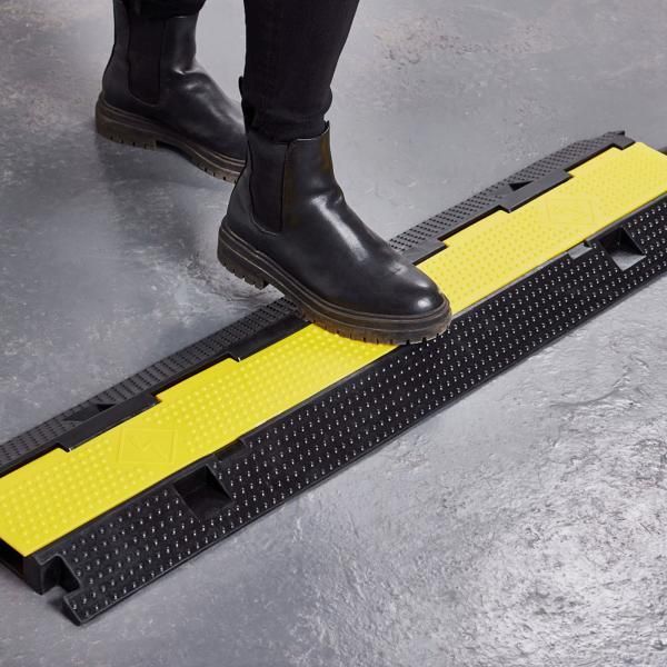 Rampa de anillo para proteger los cables de carga de los coches eléctricos