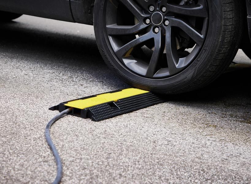 Ringrampe zum Schutz von Ladekabeln für Elektroautos