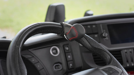 Pilot Revolve, pomello volante in pelle con cuciture rosse, staffa cromata