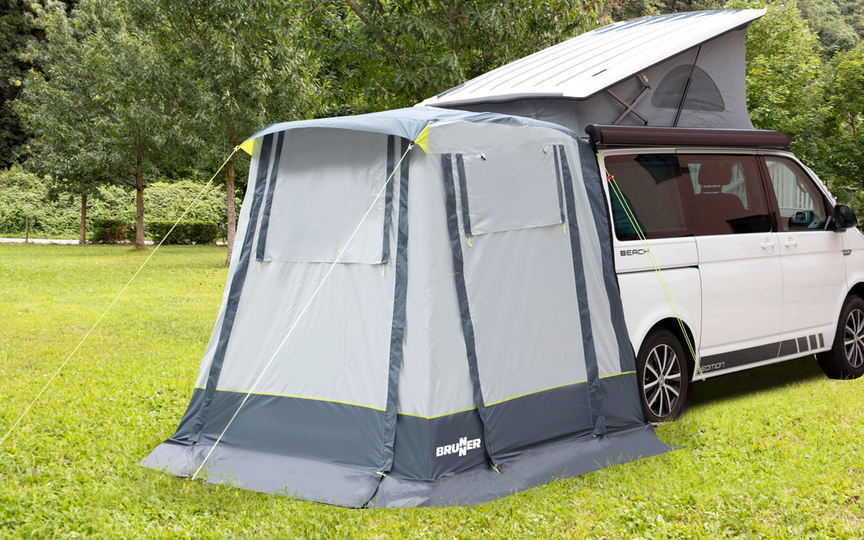 Brunner Heckmarkisenwagen und Comet-Wohnwagen