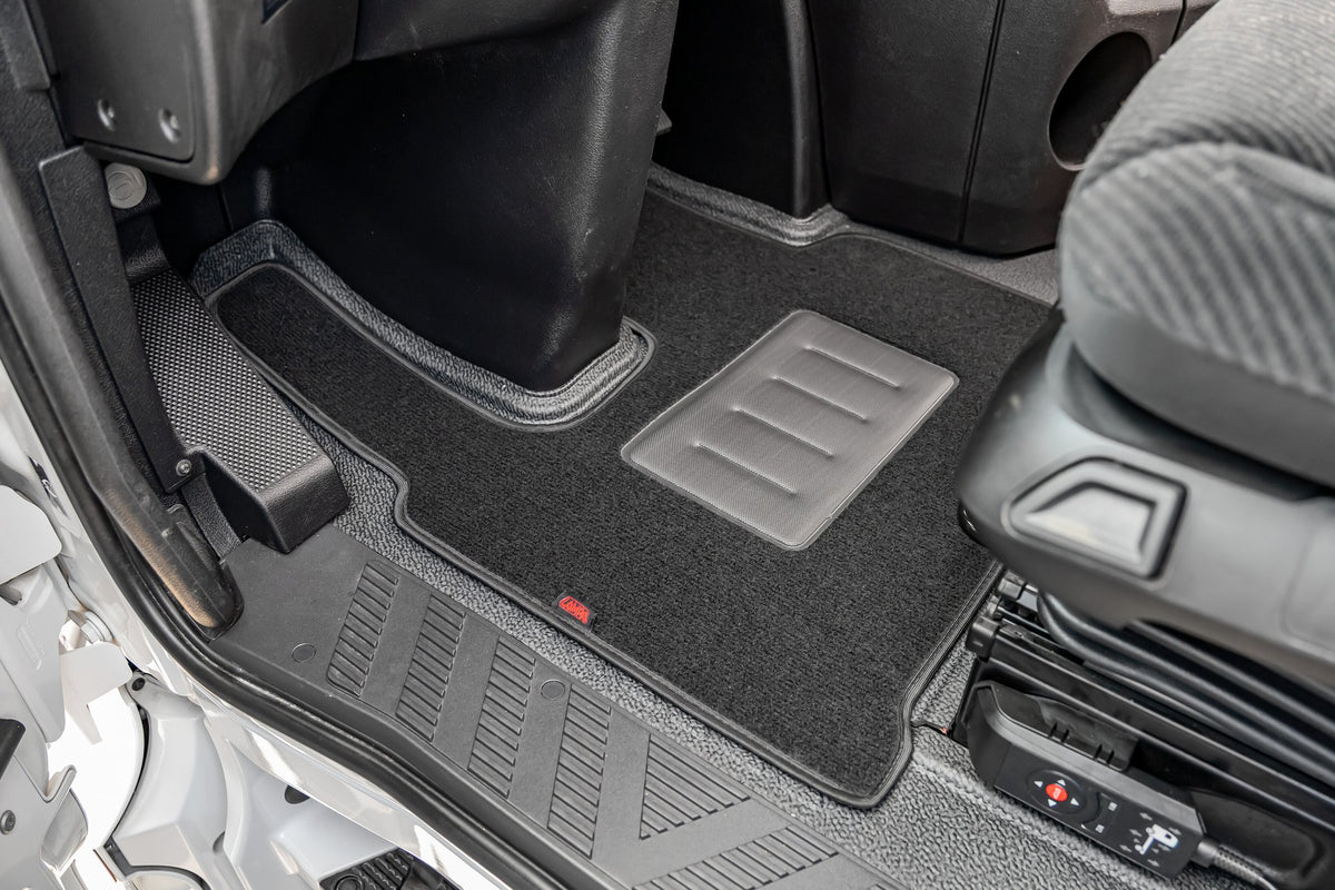Lampa Tappeti su misura in moquette - compatibile per Mercedes Actros MP4 (09/11>09/19) no tunnel - Mercedes Actros MP5 (10/19>) no tunnel - Mercedes Actros MP5 L (11/21>) no tunnel - Mercedes Antos (09/12>) no tunnel 95420