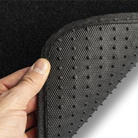 Momo Set mit 4 schwarzen Arrow-Fußmatten mit gelbem Logo